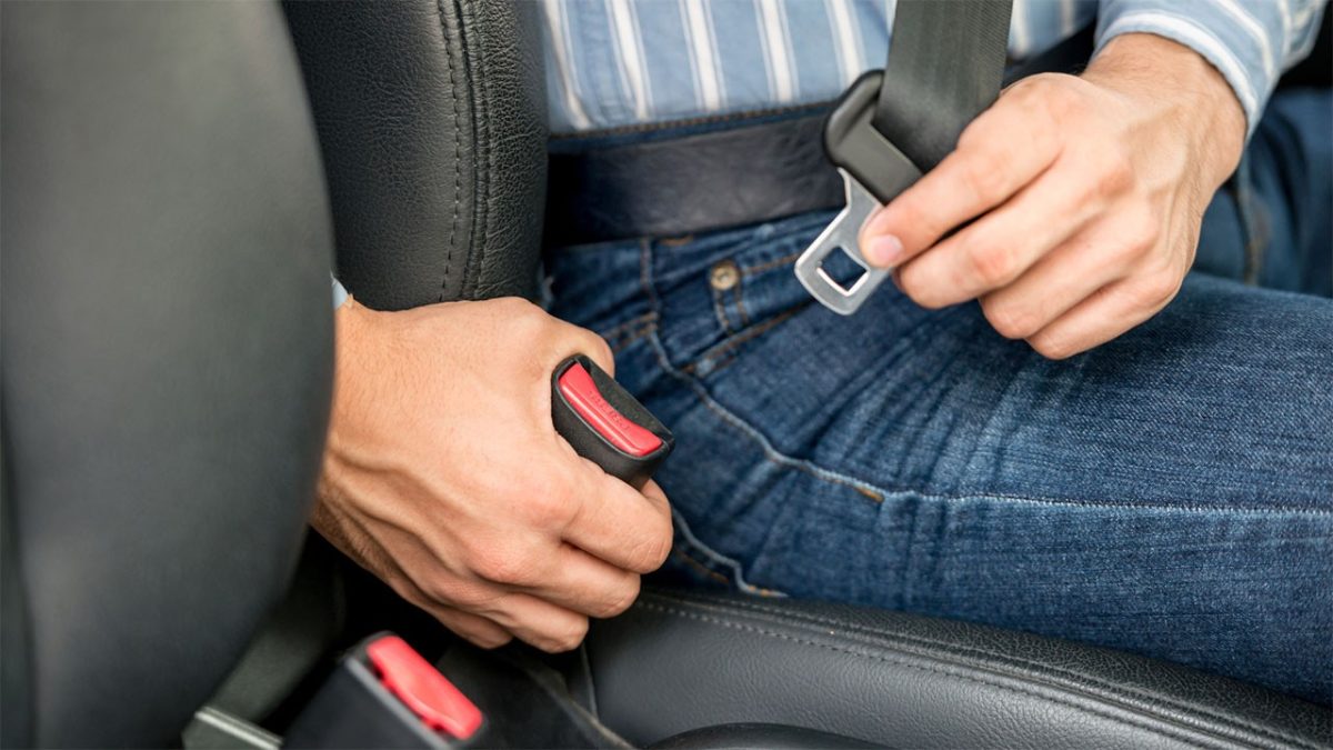 Conductor colocándose el cinturón de seguridad antes de viajar durante el Fin de semana de Carnaval por ruta.