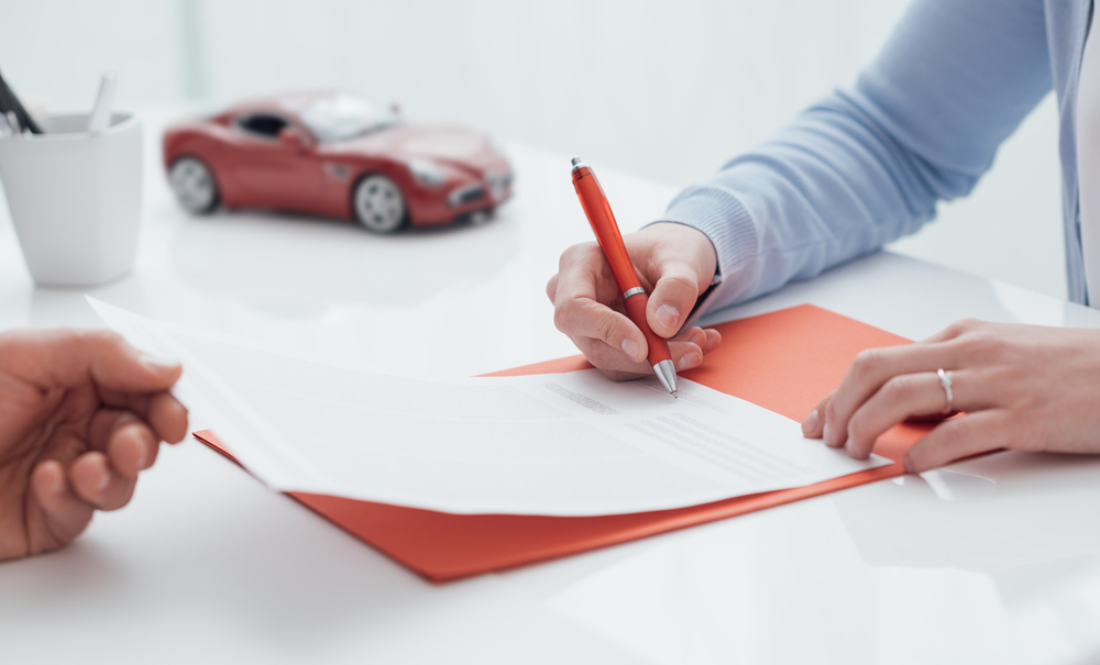 Pagar las multas para transferir el auto