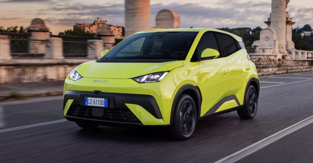 BYD Dolphin Mini eléctrico circulando por la ciudad, reflejando el avance tecnológico y el diseño innovador de BYD autos.