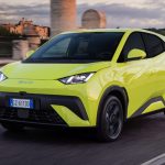 BYD Dolphin Mini eléctrico circulando por la ciudad, reflejando el avance tecnológico y el diseño innovador de BYD autos.