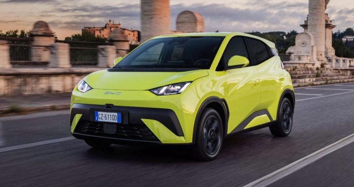 BYD Dolphin Mini eléctrico circulando por la ciudad, reflejando el avance tecnológico y el diseño innovador de BYD autos.