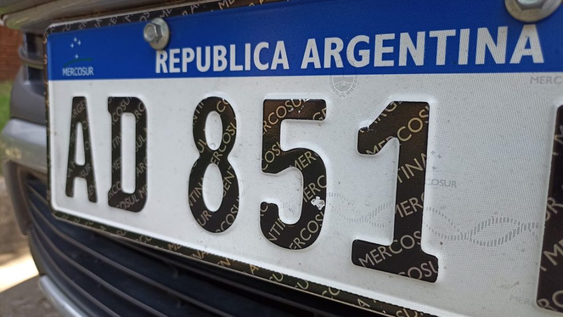 Patente Mercosur de un vehículo en Argentina, elemento central en el proceso de patentamiento del auto requerido para circular legalmente.