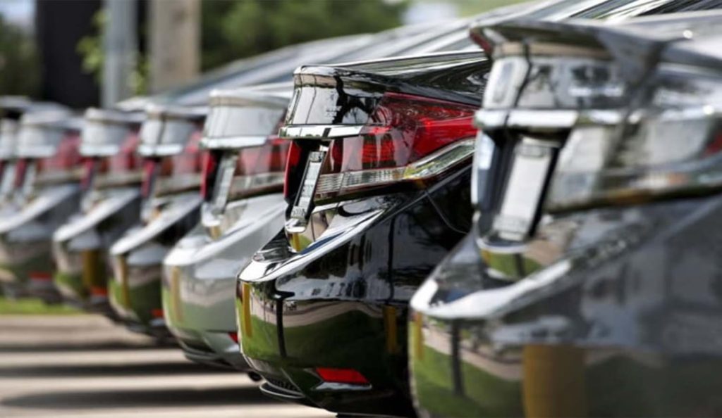 Fila de vehículos nuevos en una concesionaria, listos para ingresar al proceso de patentamiento del auto en Argentina.