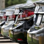 Fila de vehículos nuevos en una concesionaria, listos para ingresar al proceso de patentamiento del auto en Argentina.