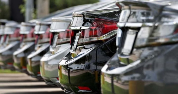 Fila de vehículos nuevos en una concesionaria, listos para ingresar al proceso de patentamiento del auto en Argentina.