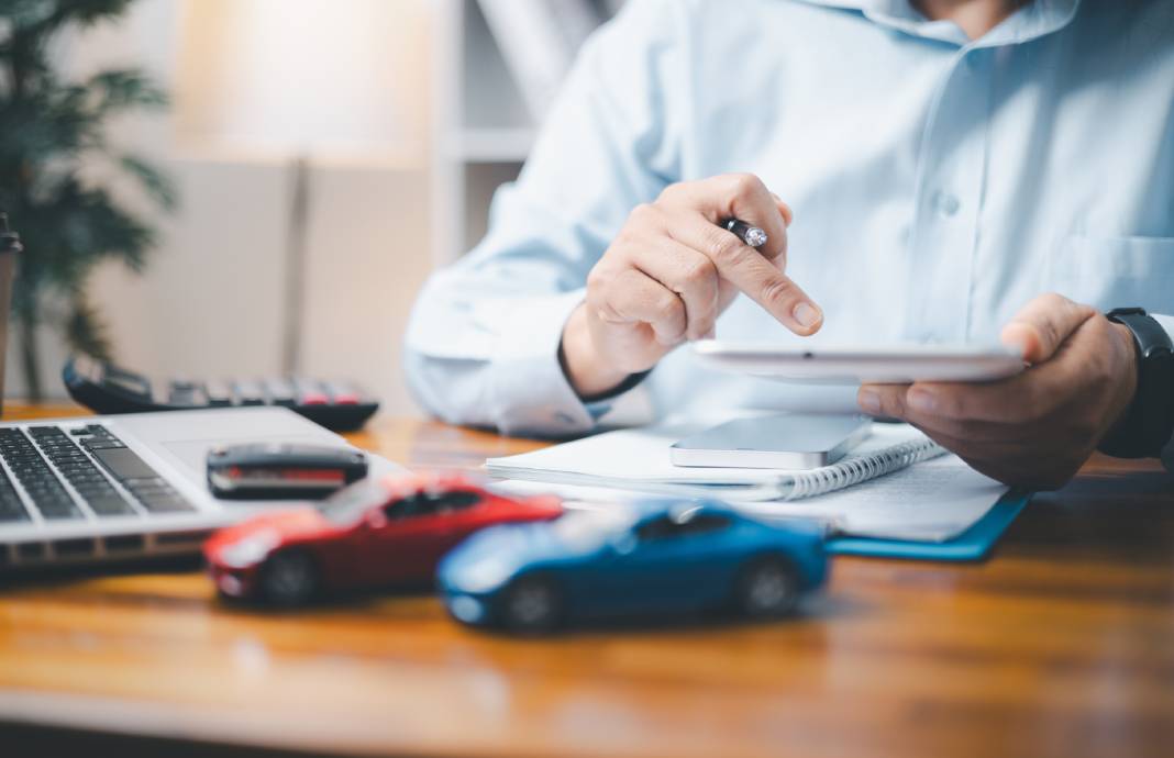 Persona compara coberturas de seguro automotor desde una tablet en un escritorio