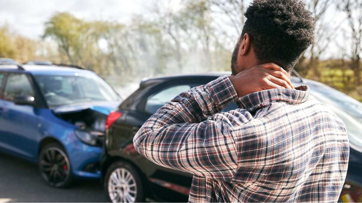 Conductor observa un choque entre dos autos y se toca el cuello tras el impacto