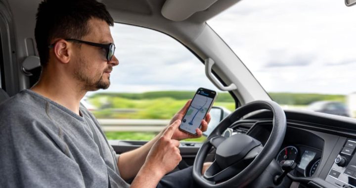 Conductor utilizando Waze o Google Maps en el celular mientras maneja