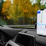 Conductor utilizando Waze o Google Maps en el celular mientras maneja