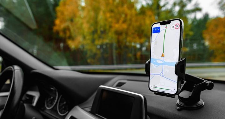 Conductor utilizando Waze o Google Maps en el celular mientras maneja
