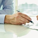 Firma de un contrato donde se establece la prima en un seguro y sus condiciones