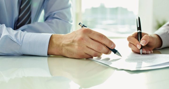 Firma de un contrato donde se establece la prima en un seguro y sus condiciones