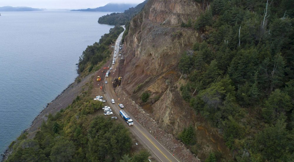 Tramo de ruta con tránsito y obras, información clave en Waze o Google Maps