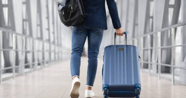 Viajero caminando por un aeropuerto rumbo a destinos internacionales más elegidos por los argentinos