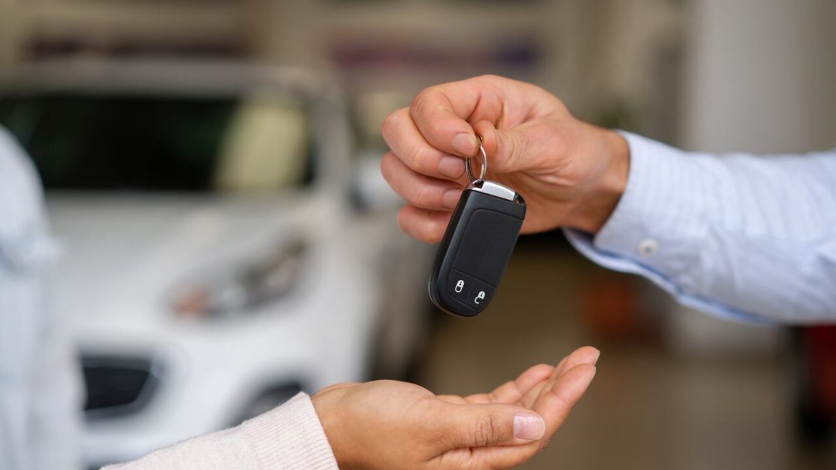 Entrega de llave de vehículo durante operación donde se analiza el valor fiscal del auto según marca y modelo.