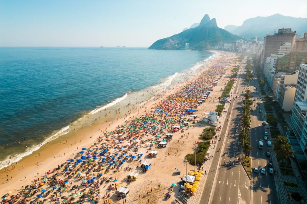 Vista de playa en Río de Janeiro, destino frecuente para quienes compran pasajes a Brasil desde Latinoamérica.