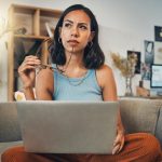 Profesional comparando coberturas y precios de aseguradora de autos en su computadora portátil.