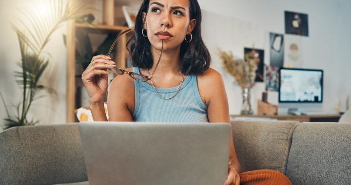 Profesional comparando coberturas y precios de aseguradora de autos en su computadora portátil.